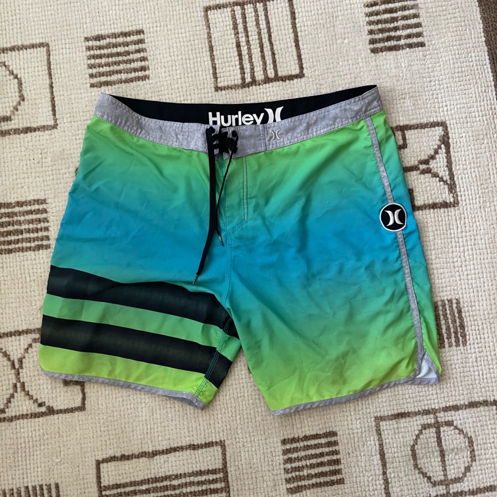 Hurley Swim Trucks In avery Good Condition size 38 = XL WAIST